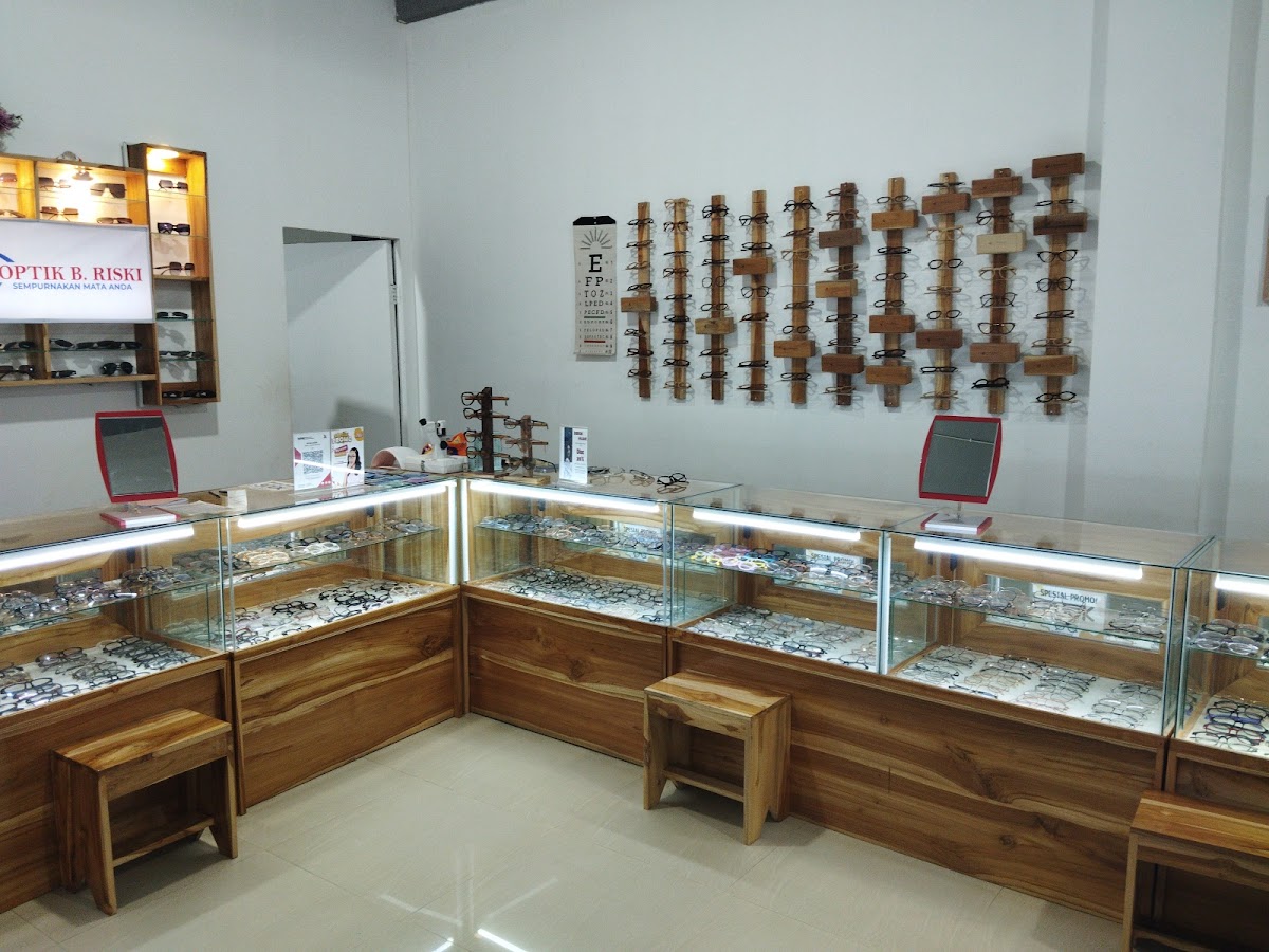 Optik B. Riski Dumai